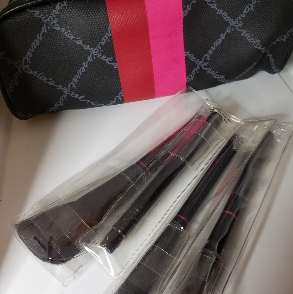 Victoria's Secret makeup brushes and makeup bag - Picture 3 of 5